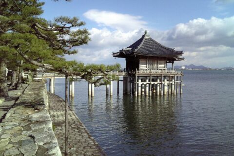 琵琶湖のシーンでは「浮御堂」がロケに使われた