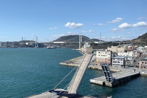 「ブルーウィングもじ」と「関門橋」