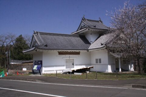 東北地方太平洋沖地震により、ひさしが壊れ落ちた仙台城（青葉城）大手門の脇櫓（隅櫓）。櫓の左奥には崩れた城壁が見える。（仙台市青葉区）
