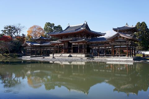 平等院鳳凰堂は日本の国宝。京都府宇治市。1153年建立。平等院はユネスコ世界文化遺産「古都京都の文化財」の一部。
