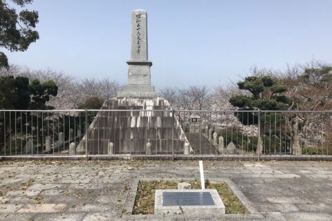 笹山公園の慰霊碑と三角点