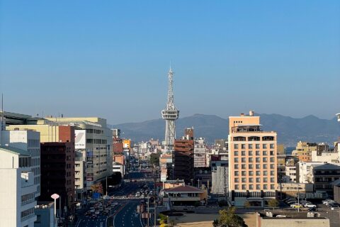 別府市中心部と別府タワー（2023年1月1日）