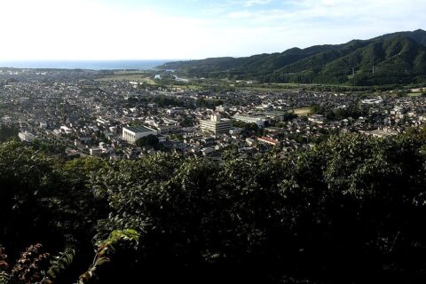 村上城天守跡から見た村上市中心部