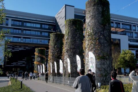 ​名古屋市西区にあるノリタケの森の煙突とイオンモールNagoya Noritake Garden。