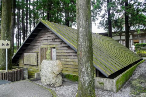 鹿児島県南九州市知覧町にある知覧特攻平和会館。展示されている三角兵舎（レプリカ）