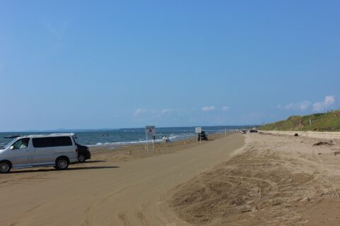 千里浜なぎさドライブウェイ（石川県羽咋郡宝達志水町今浜付近）、現在では浸食が進み自動車が走行できる箇所が限られている。