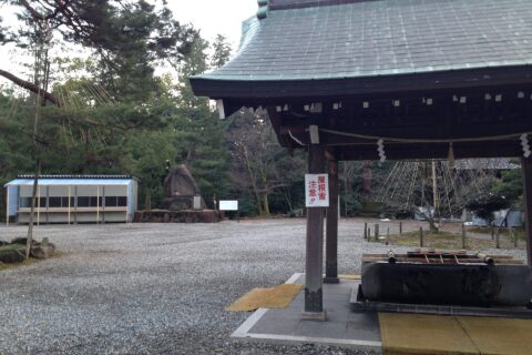 尾山神社・手水舎とお松の方像の遠景