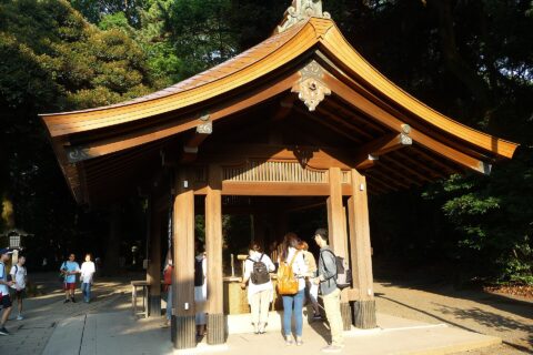 Chōzuya am Meiji-Schrein Chōzuya oder temizuya (手水舎) ist ein Pavillon zur zeremoniellen Reinigung an einem Shinto-Schrein.