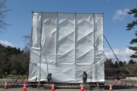 2022年3月16日に発生した地震により破損したため天幕に覆われた伊達政宗騎馬像