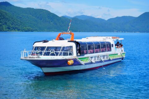 田沢湖の遊覧船「高速艇 たざわ」（秋田県仙北市）。たつこ像近くより