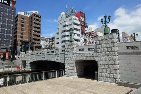 ​道頓堀川に架かる大黒橋。