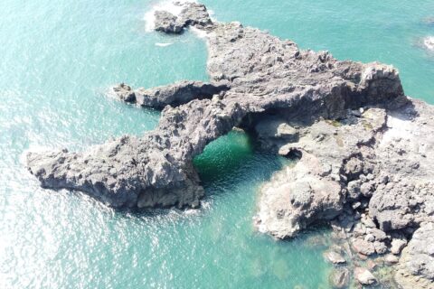 ​男鹿半島の大桟橋。江戸時代は陸地に繋がっていなかった。