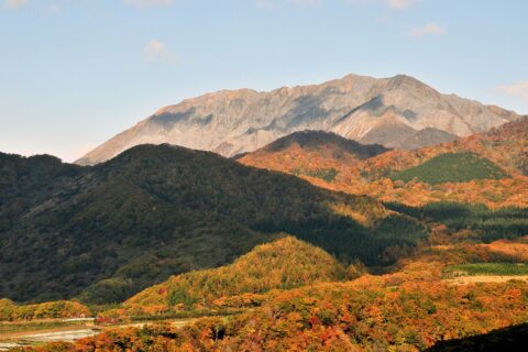 ​鬼女台（きめんだい）より紅葉の大山を望む