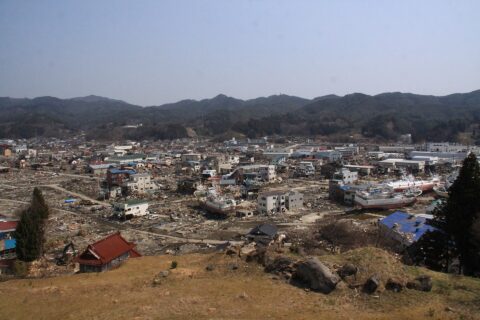 津波により壊滅的な被害を受けた気仙沼市内。町の中には津波で流された大型漁船が数隻漂着している。