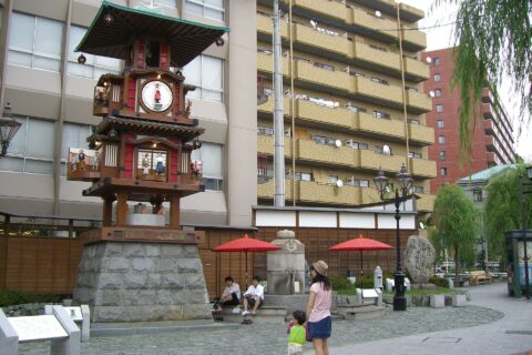 道後温泉駅の向かいの放生園（ほうじょうえん）にある「坊っちゃんカラクリ時計」は、道後温泉本館の振鷺閣（しんろかく）をモチーフにした時計台で、時間が来るとメロディとともに夏目漱石の小説「坊っちゃん」の登場人物が現れる仕組みとなっている。上演時間８：００ ～ ２２：００（原則１時間ごと）