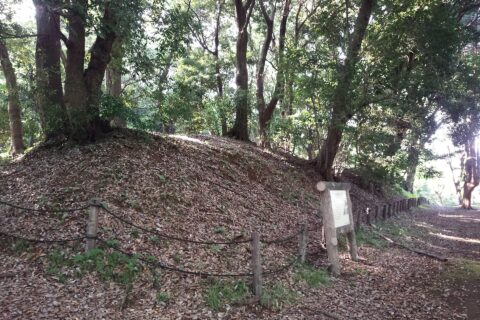Earthen wall of Hachimanyama deep moat