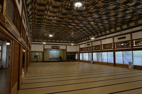 永平寺の伽藍の一つである傘松閣は、畳222畳の大広間である。格子状の天井は、美しい天井画で飾られている。