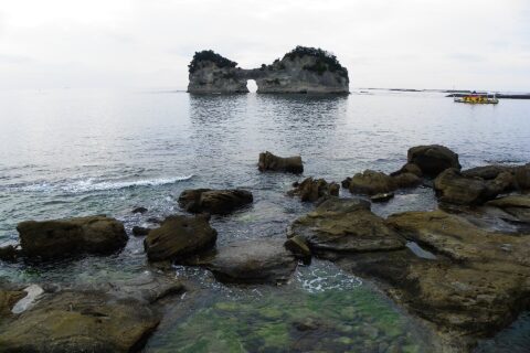 円月島の遠景。