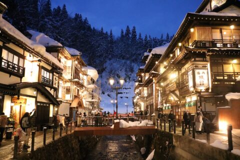 銀山温泉街の夕暮れ時（山形県尾花沢市）