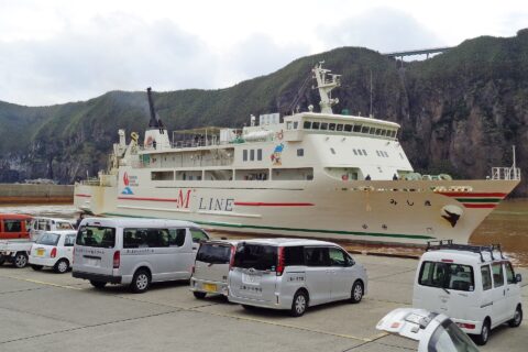 硫黄島港に到着した「フェリーみしま」