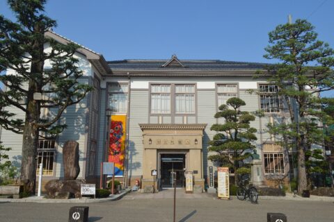 岐阜県郡上市八幡町島谷520-1にある郡上八幡旧庁舎記念館（旧八幡町役場庁舎）。登録有形文化財。