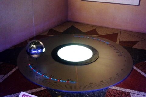 フーコーの振り子。国立科学博物館の展示。