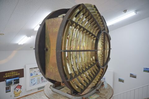 入道埼灯台に併設された資料展示室にあるフレネルレンズ（秋田県男鹿市）