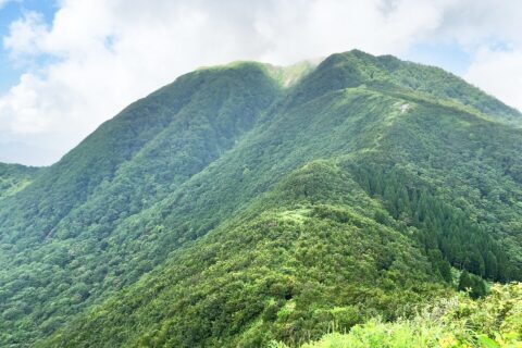 女三瓶山の山頂より男三瓶山を望む。稜線の上には、男三瓶山への登山道が見える。一部は花崗岩が露出しており、足場が悪い