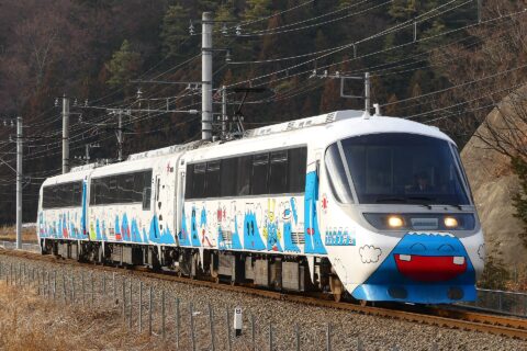 富士急行大月線の寿 - 三つ峠間を走行する8000系特急電車によるフジサン特急