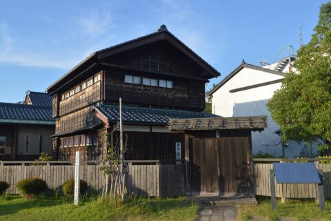 福井県あわら市温泉1丁目203にある藤野厳九郎記念館（旧藤野家住宅主屋）。芦原温泉のあわら温泉湯のまち広場。登録有形文化財。