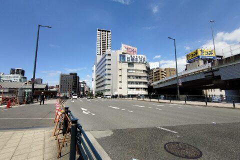 道頓堀川に架かる深里橋。