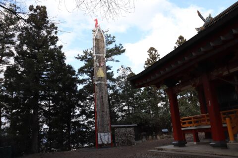 羽黒神社横に保管されている大わらじ。