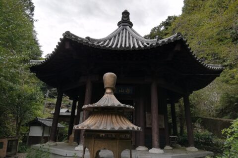 米原市上丹生にある普門山松尾寺。霊仙三蔵堂。