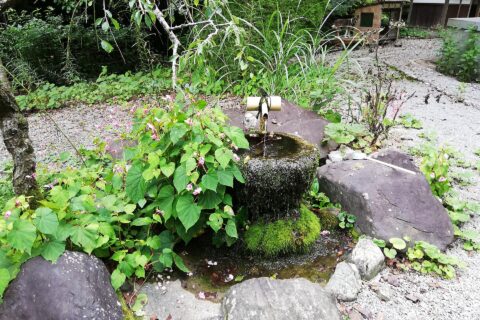 米原市上丹生にある普門山松尾寺。霊仙三蔵堂の手水舎。
