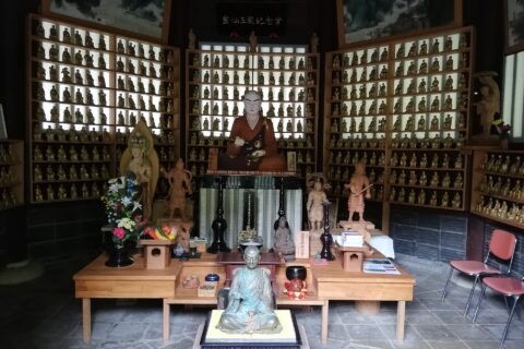 米原市上丹生にある普門山松尾寺。霊仙三蔵堂内部。