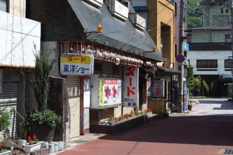 岡山県美作市湯郷にあるストリップ劇場「湯郷東洋ショー劇場」。風俗店