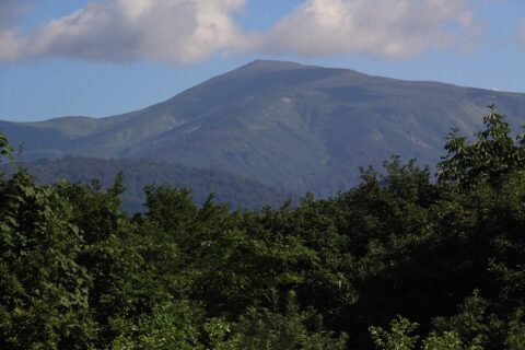 月山の主峰を南から望む。山形自動車道の月山湖パーキングエリアから撮影。