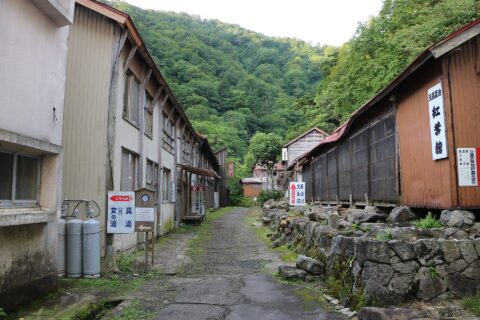 Geto Hot spring Motoyu Passage of the lodging buildings.