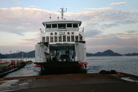 ​興居島（由良港）と高浜を結ぶフェリー