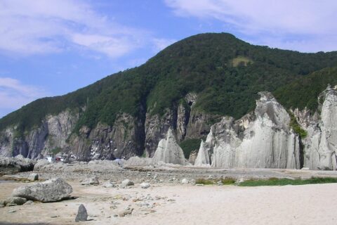 ​仏ヶ浦 極楽浜 仏ヶ浦極楽浜から北方の断崖・五百羅漢を望む（青森県佐井村）。2005年8月撮影。撮影者・金沢