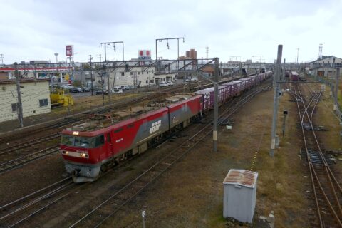 JR北海道の五稜郭駅を発車したJR貨物のEH500牽引の貨物列車。