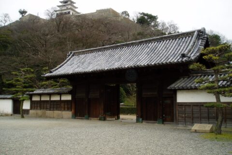Goten Omote Mon (御殿表門) and the Keep of Marugame Castle (丸亀城) in Marugame, Kagawa, Japan