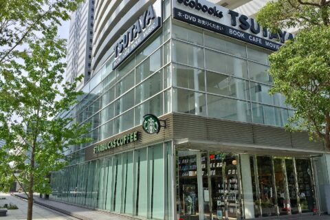 グランモール公園の「桟橋の広場」（横浜みなとみらい地区）。低層部にスターバックスとTSUTAYAが入る集合住宅「みなとみらいミッドスクエア」前。
