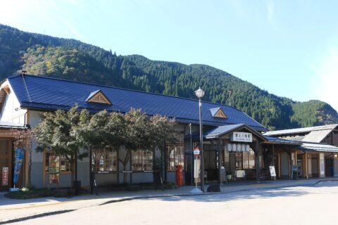 リニューアル後の長良川鉄道越美南線の郡上八幡駅駅、岐阜県郡上市八幡町稲成