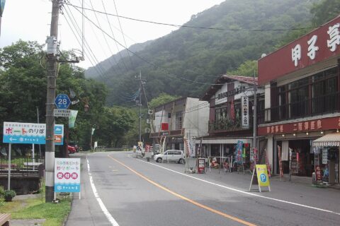 群馬県道28号高崎東吾妻線(群馬県高崎市榛名湖町にて)。