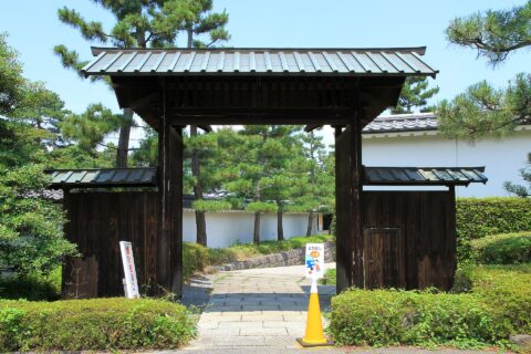 忍城址に存在する高麗門形式の城門（埼玉県行田市）