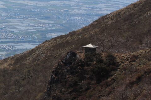 伊吹山8合目西にある行導岩