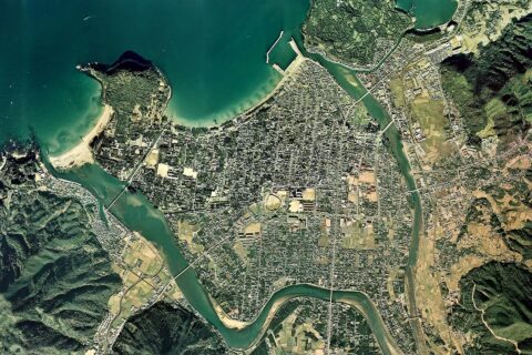 萩城下町（山口県萩市）周辺の空中写真。ccg-76-12_c9cの5,6,7,8,9、ccg-76-12_c10cの6,7,8,9,10,11、合計11枚を合成作成。