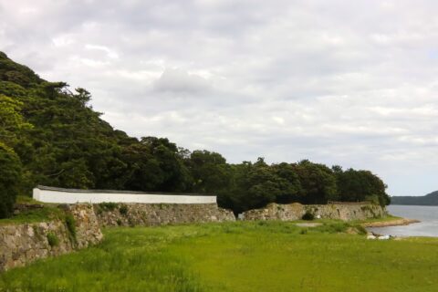 指月山にある本丸の復元土塀（山口県萩市）