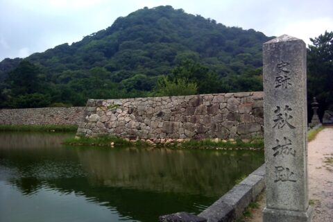 萩城と指月山。